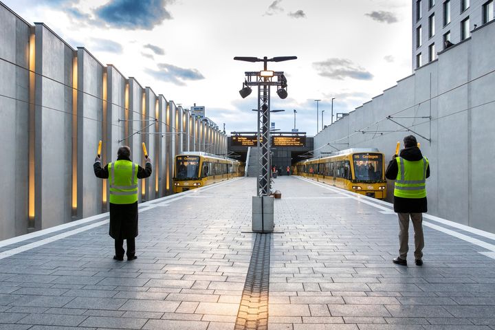 In 30 Minuten von der Stuttgarter Innenstadt bis zu unserem Messegelände und das im 10-Minuten-Takt mit der SSB - Stuttgarter Straßenbahnen AG! Wir haben heute feierlich die neue Endhaltestelle Flughafen/Messe der U6 miteingeweiht. Ein besonderes Hight...